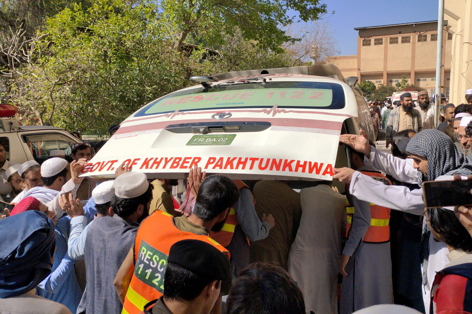 Askeri üsse saldırı! Pakistan'da ortalık karıştı: Çok sayıda ölü ve yaralı var - 2. Resim