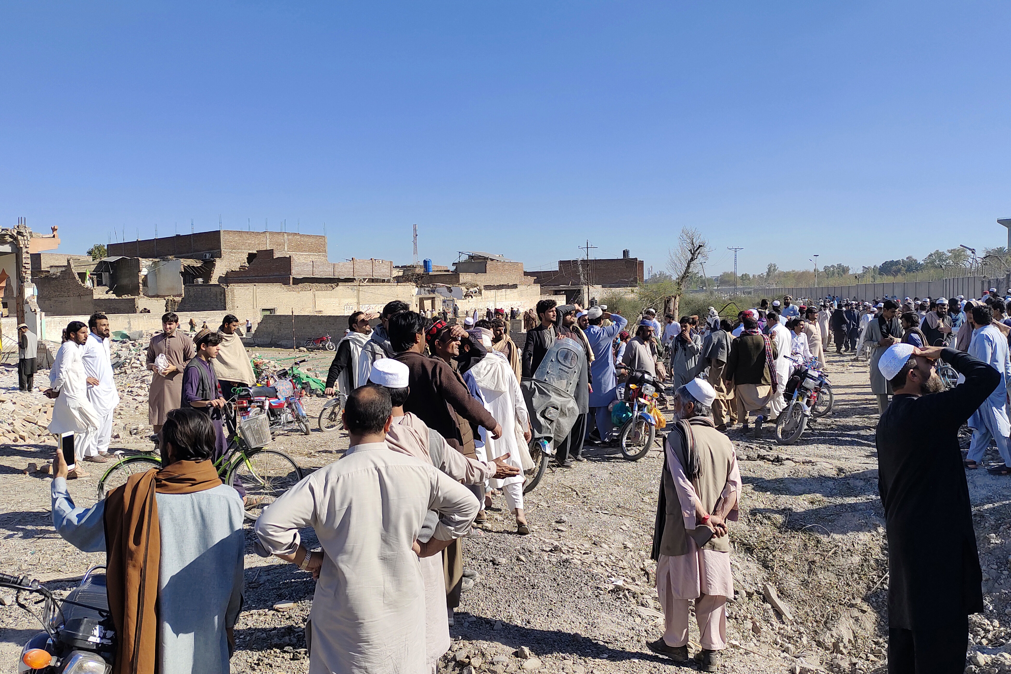 Askeri üsse saldırı! Pakistan'da ortalık karıştı: Çok sayıda ölü ve yaralı var - 1. Resim