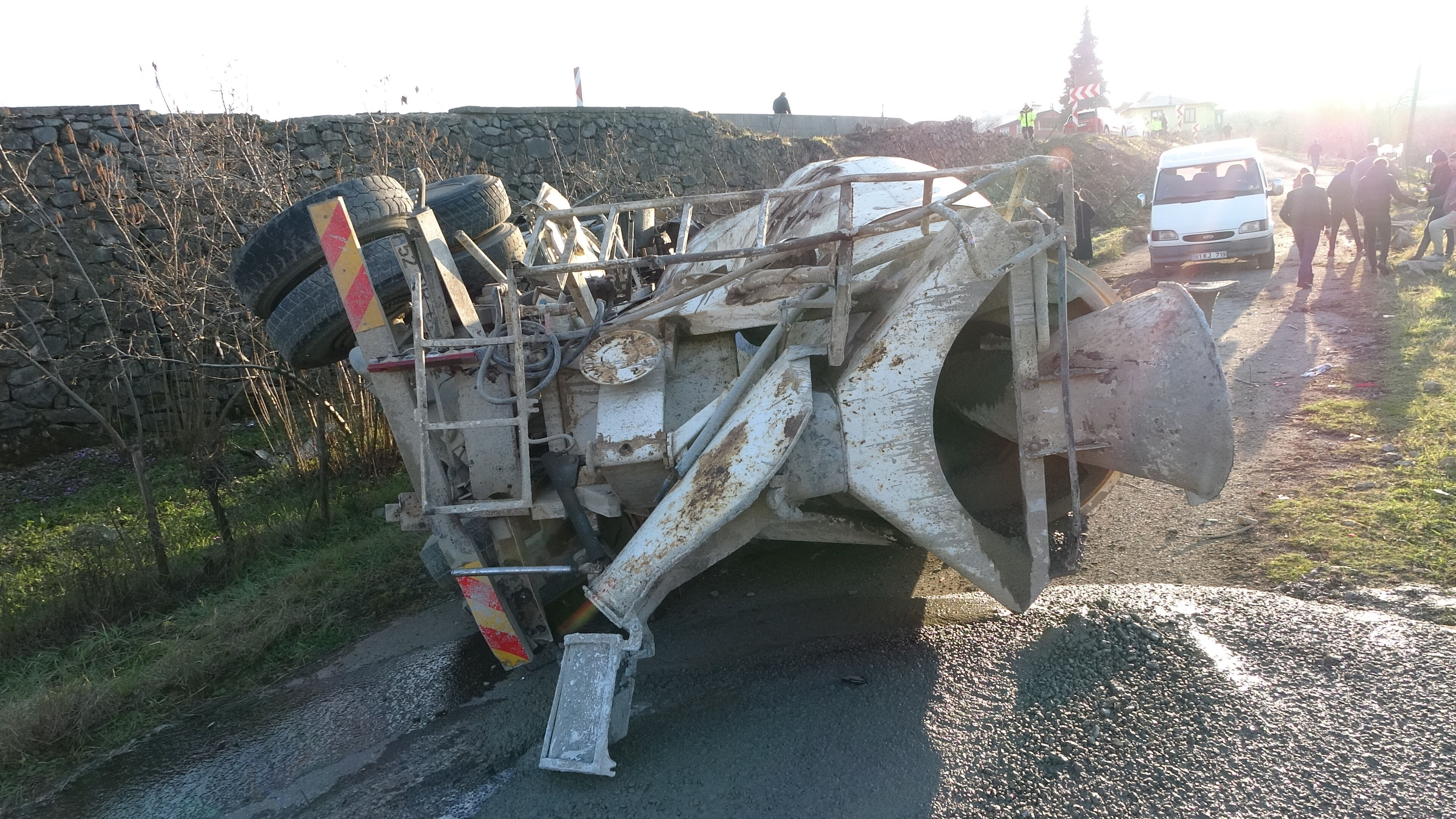Beton mikseri kağıt gibi ezildi! İstinat duvarından uçan şoför ağır yaralandı - 1. Resim