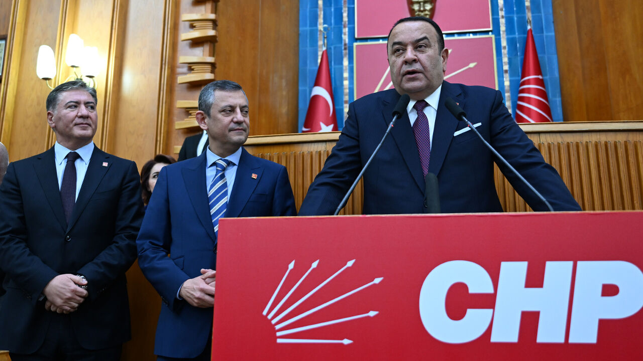 CHP'ye katılan Adnan Beker'den  CHP'ye katılan Adnan Beker'den