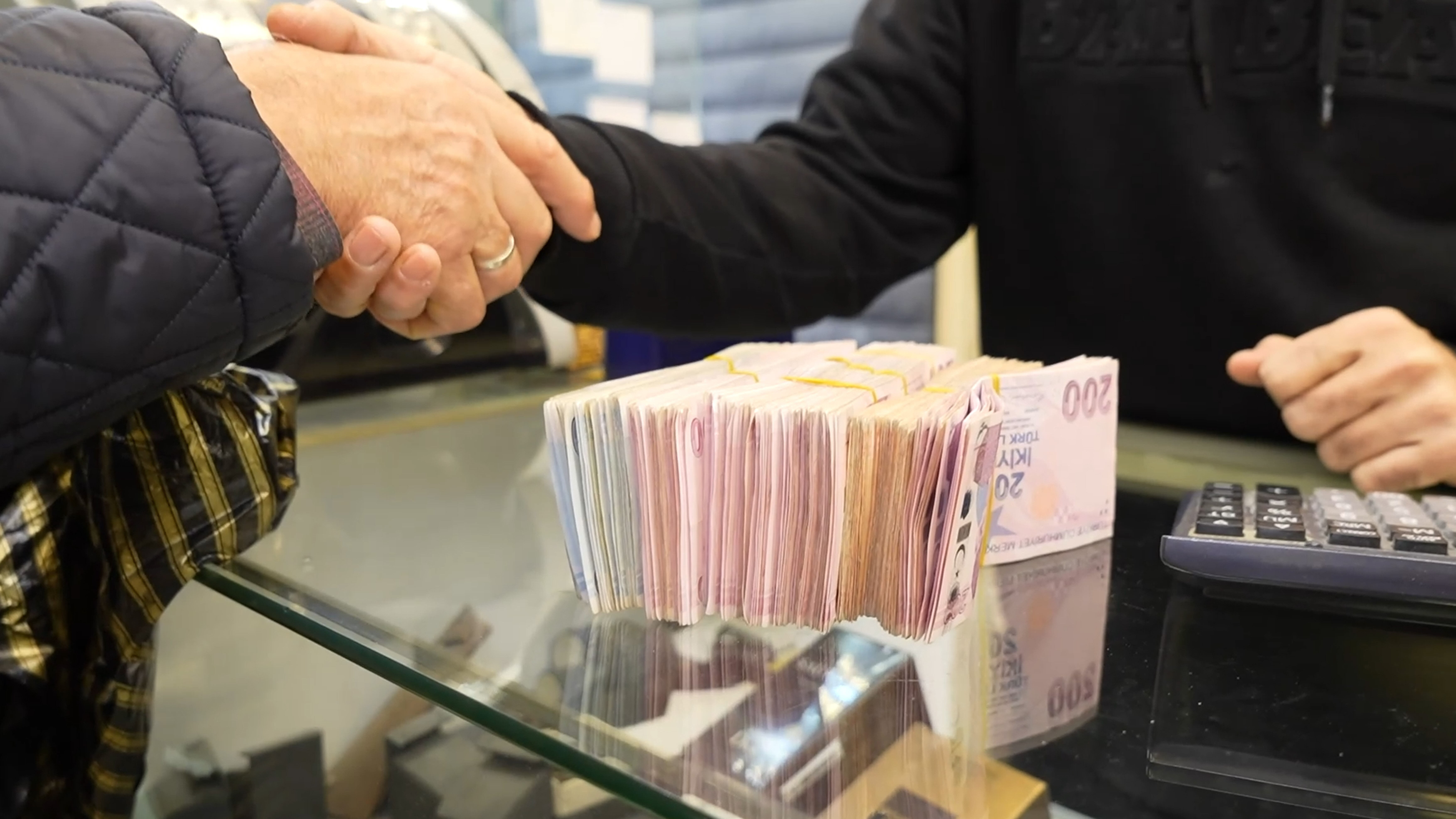 Helal olsun dedirten hareket! Kuyumcuda verilen fazladan 100 bin lirayı iade etti Helal olsun dedirten hareket! Kuyumcuda verilen fazladan 100 bin lirayı iade etti - 1. Resim
