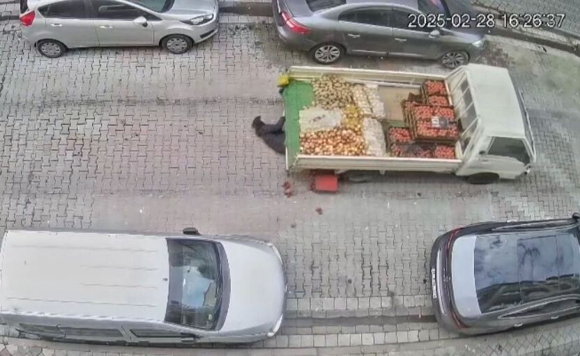 Kahreden anlar! Babasının kullandığı aracın altında kaldı Kahreden anlar! Babasının kullandığı aracın altında kaldı - 1. Resim