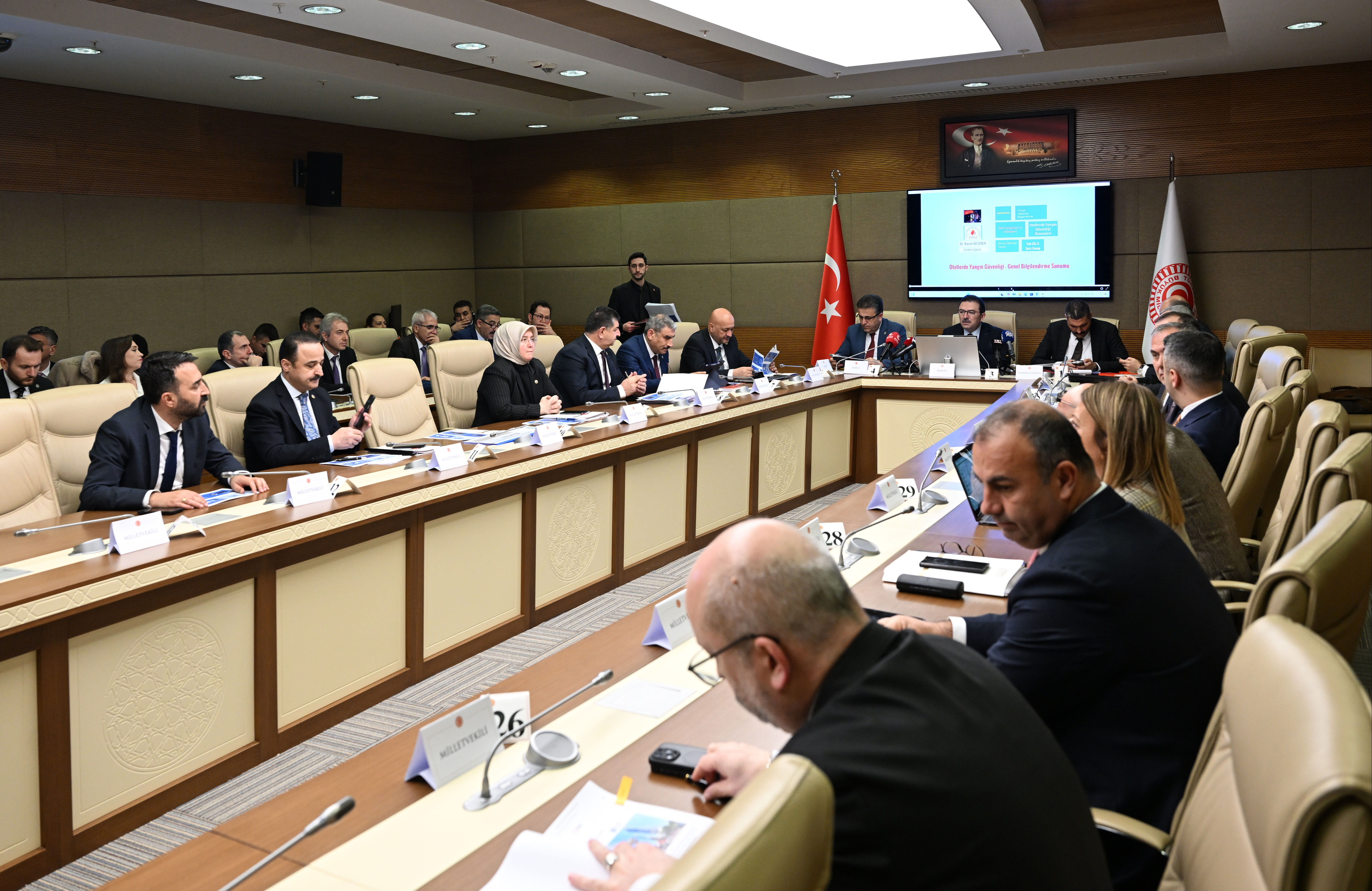 Kartalkaya faciası için TBMM'de 5. toplantı! 78 kişinin can verdiği otelin dışının kağıttan farkı yok Kartalkaya faciası için TBMM'de 5. toplantı! 78 kişinin can verdiği otelin dışının kağıttan farkı yok - 1. Resim