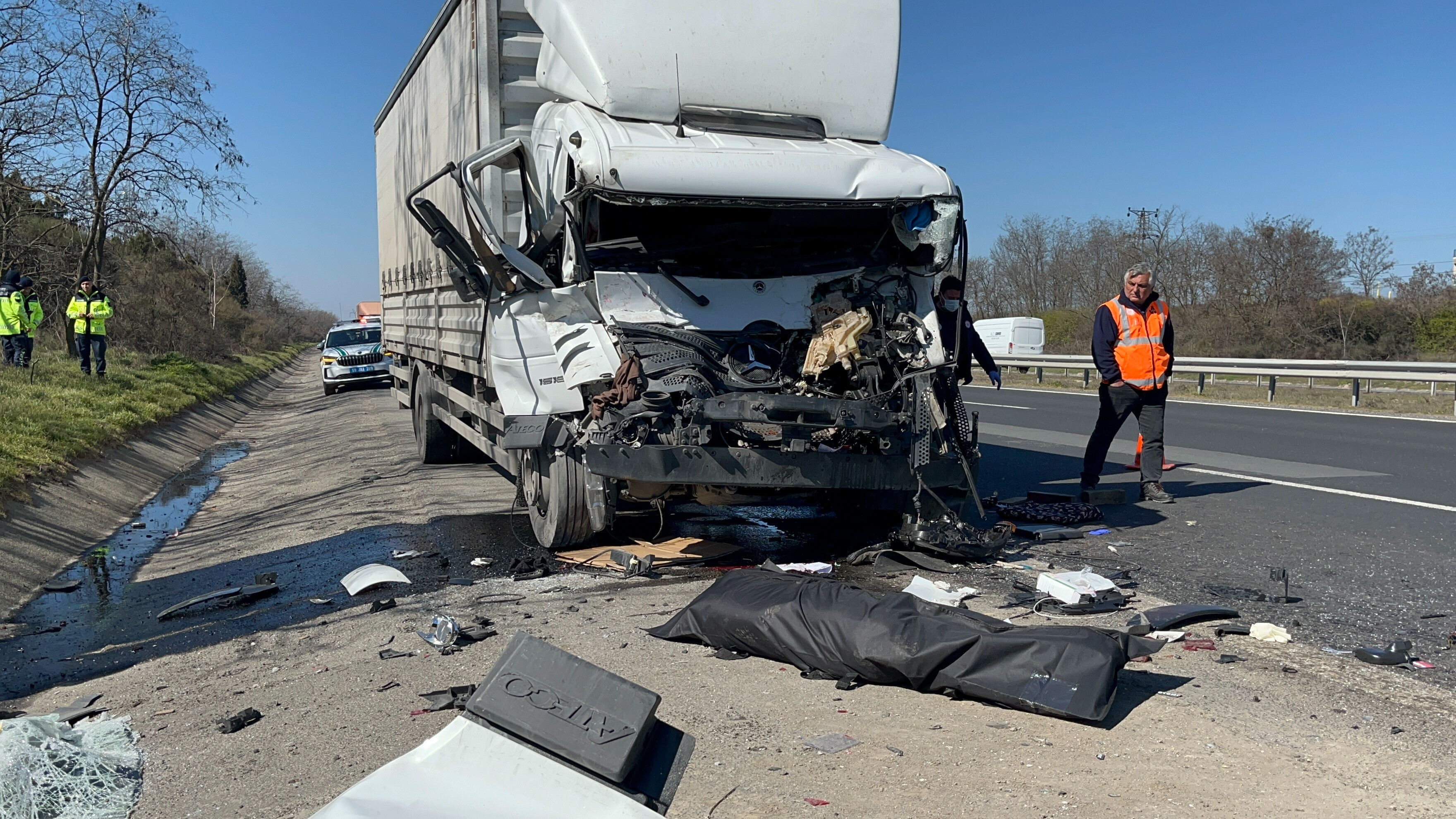Otoyolda trajik kaza: Kamyon ile tır dorsesi arasında kalan şoför hayatını kaybetti Otoyolda trajik kaza: Kamyon ile tır dorsesi arasında kalan şoför hayatını kaybetti - 2. Resim