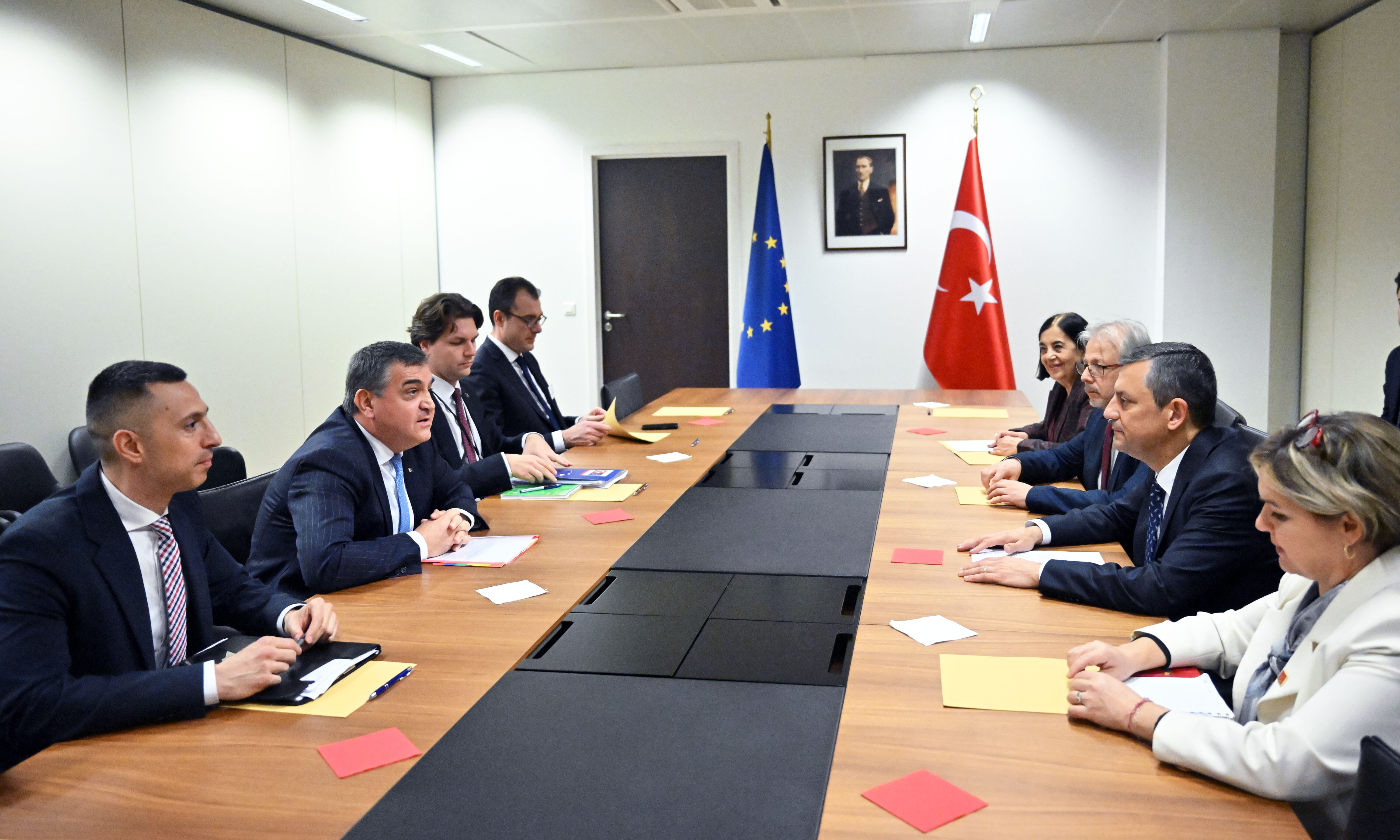 Özgür Özel, İmamoğlu'nun adaylığını Avrupa'ya ilan etti - 1. Resim