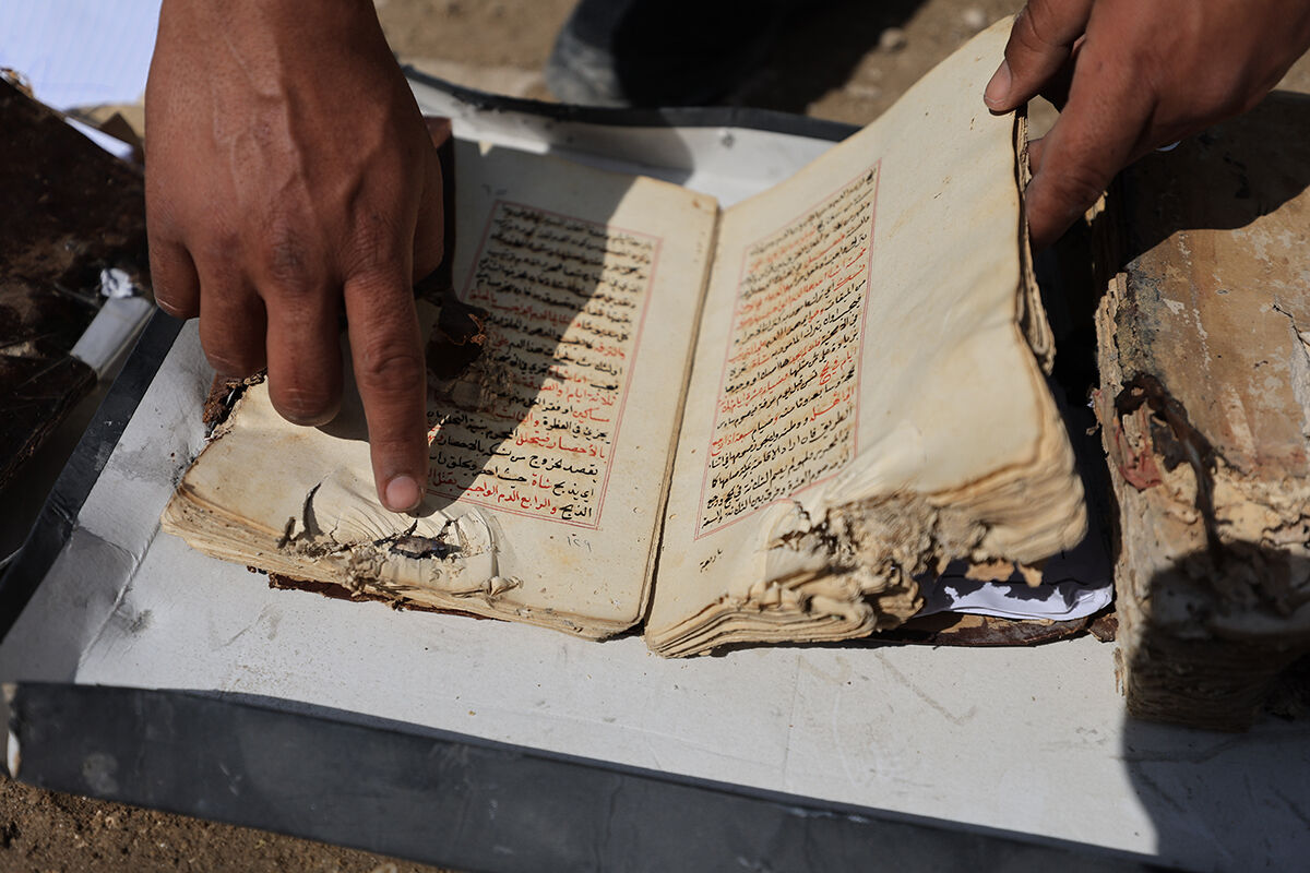 Paha biçilmez yazma eserler enkaz altında! Büyük Ömer Camii ve Paşa Sarayı Müzesi'nde kurtarma çalışmaları Paha biçilmez eserler enkaz altında! Büyük Ömer Camii ve Paşa Sarayı Müzesi'nde kurtarma çalışmaları - 10. Resim