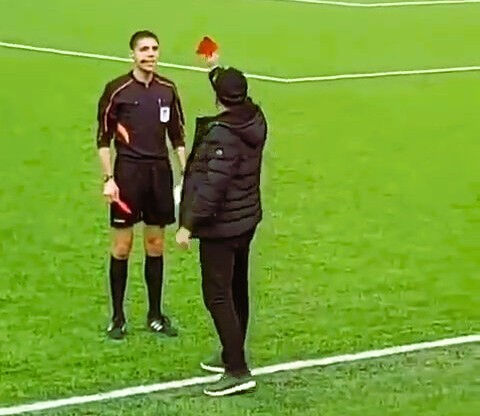 Sahalarda ender görülecek olay! Yönetici hakeme kırmızı kart gösterdi - 1. Resim