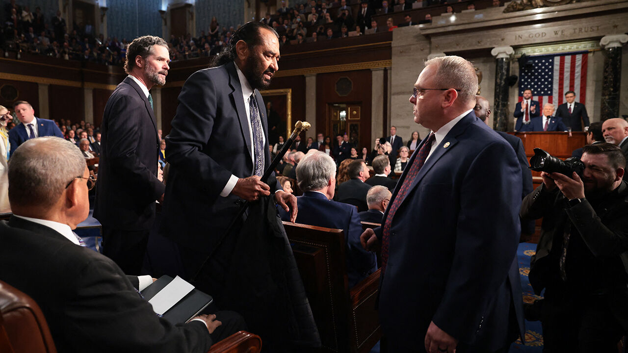 Trump'a ilk Kongre konuşmasında büyük şok! Hemen salondan çıkarıldı Trump'a ilk Kongre konuşmasında büyük şok! Hemen salondan çıkarıldı - 1. Resim