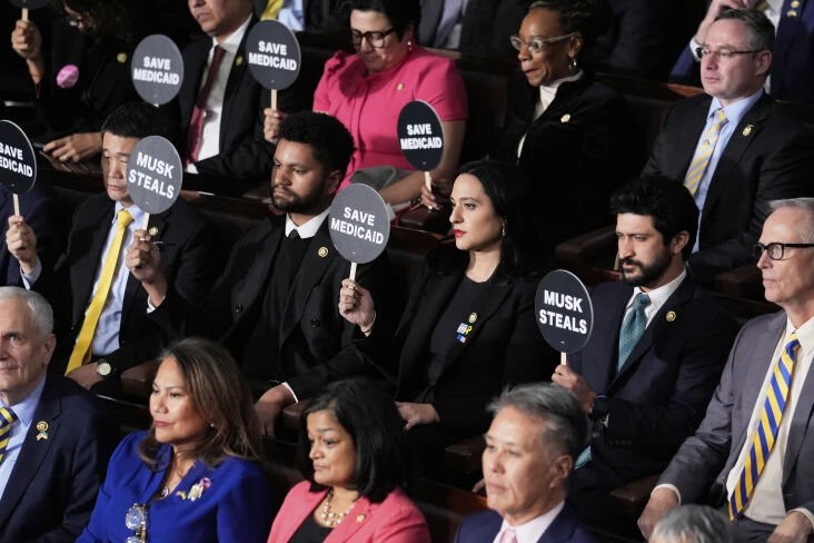 Trump'a ilk Kongre konuşmasında büyük şok! Hemen salondan çıkarıldı Trump'a ilk Kongre konuşmasında büyük şok! Hemen salondan çıkarıldı - 3. Resim