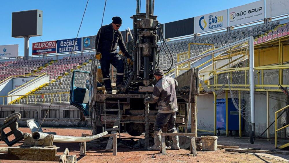 67 yıllık stat depreme dayanıklı olmadığı gerekçesiyle kapatıldı - 1. Resim