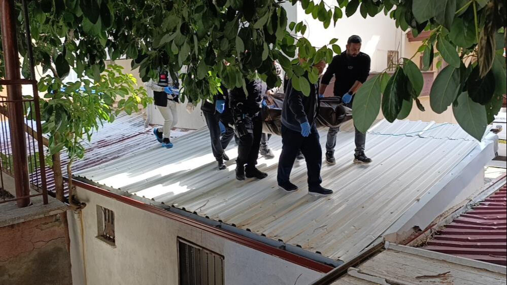 Antalya'da feci ölüm! 3. kattan zemin katın çatısına düştü - 1. Resim