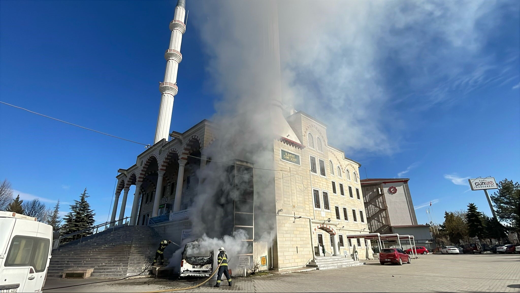 Cami bahçesinde faciaya ramak kala! İçerisinde 4 çocuk bulunan araç alev aldı - 1. Resim