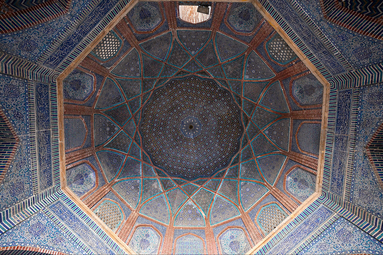 Çinilerini görenler hayran oluyor! Şah Cihan Camii ramazanı en iyi hissettiren mimariye sahip - 2. Resim