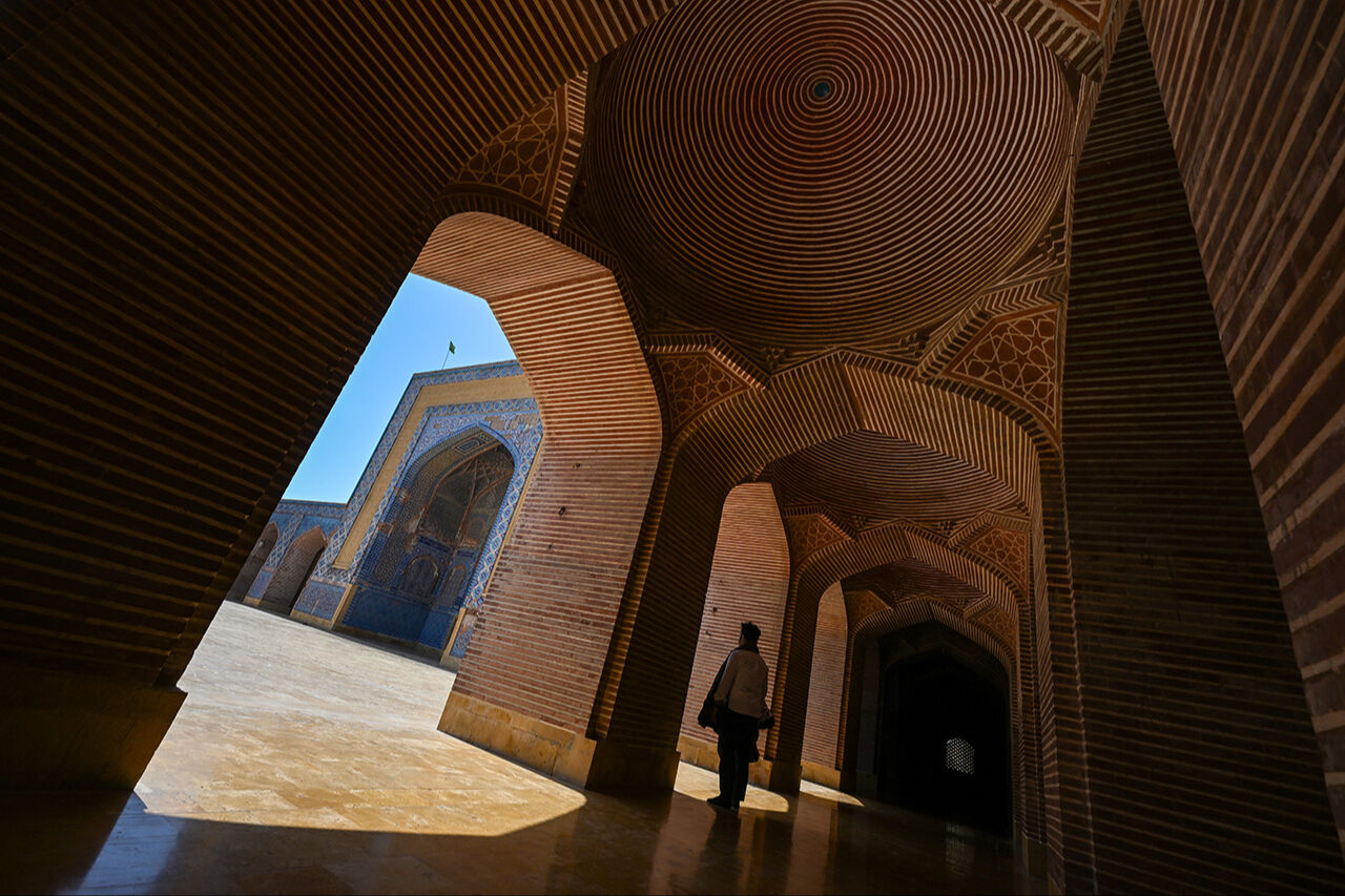 Çinilerini görenler hayran oluyor! Şah Cihan Camii ramazanı en iyi hissettiren mimariye sahip - 1. Resim