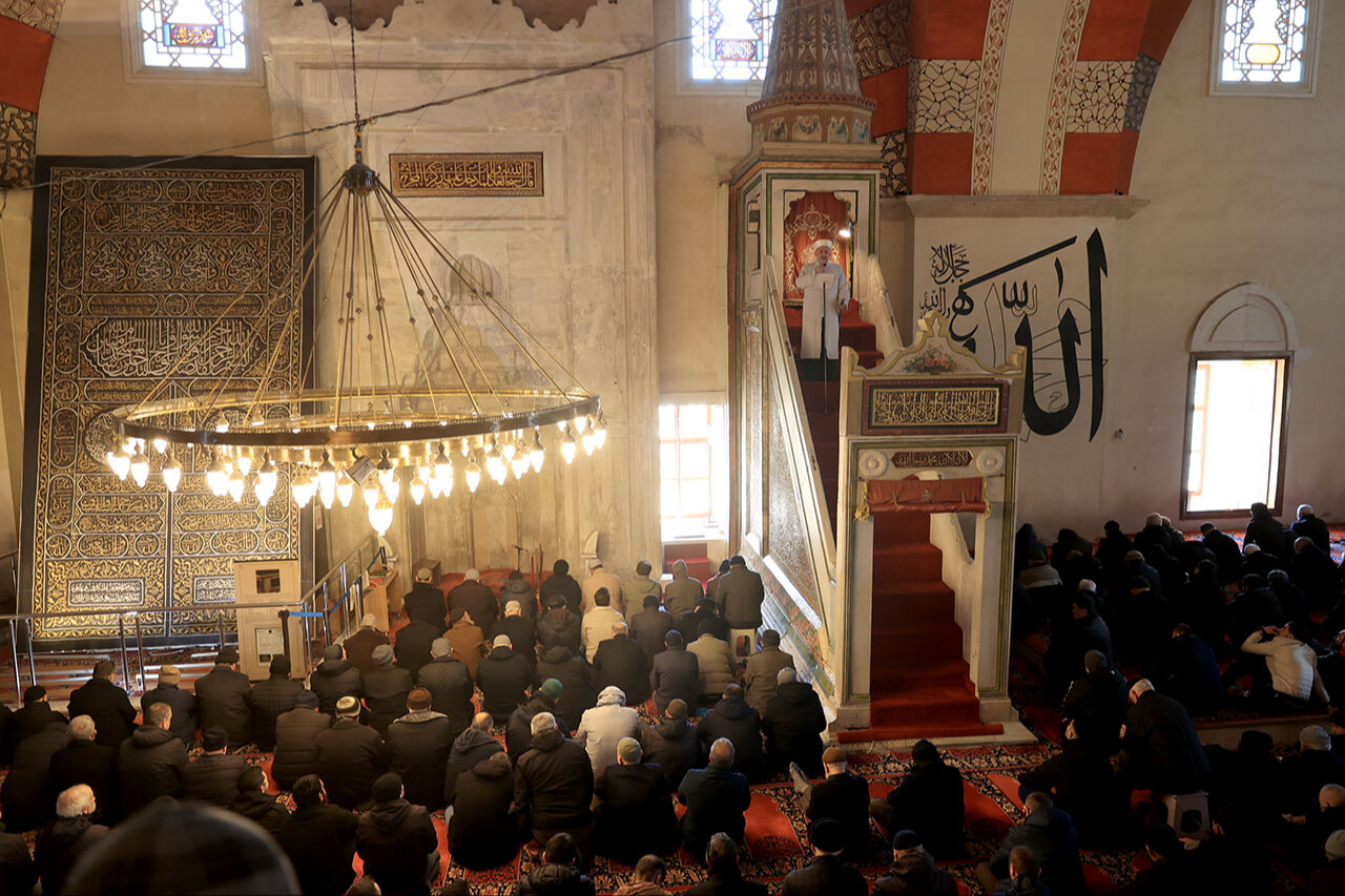 Eski Cami'nin eskimeyen geleneği kılıçla hutbe: Sol elde durmasının anlamı var! Eski Cami'nin eskimeyen geleneği kılıçla hutbe: Sol elde durmasının anlamı var! - 2. Resim