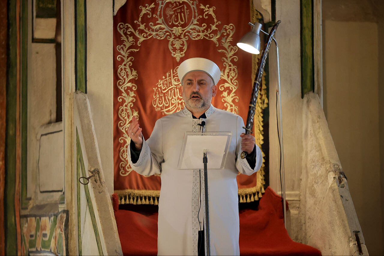 Eski Cami'nin eskimeyen geleneği kılıçla hutbe: Sol elde durmasının anlamı var! Eski Cami'nin eskimeyen geleneği kılıçla hutbe: Sol elde durmasının anlamı var! - 4. Resim