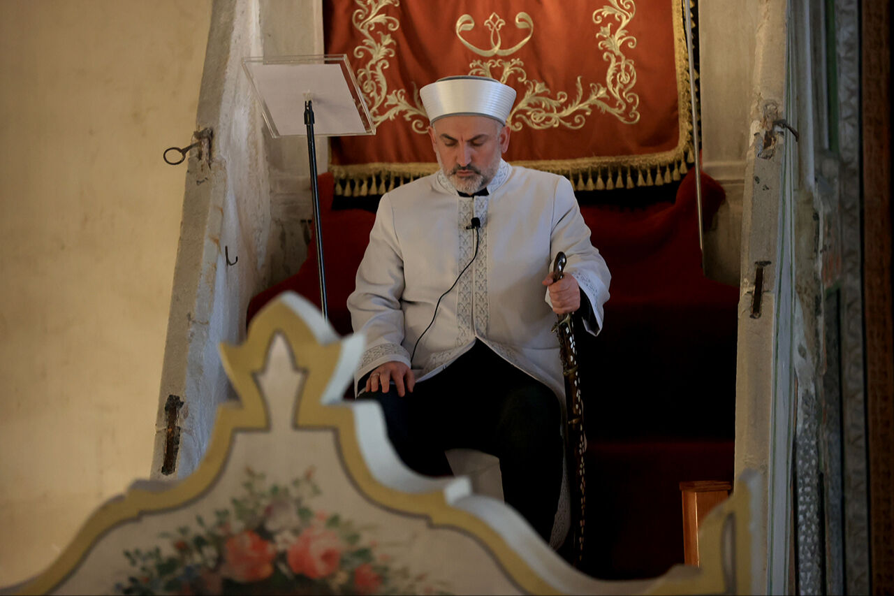 Eski Cami'nin eskimeyen geleneği kılıçla hutbe: Sol elde durmasının anlamı var! Eski Cami'nin eskimeyen geleneği kılıçla hutbe: Sol elde durmasının anlamı var! - 5. Resim