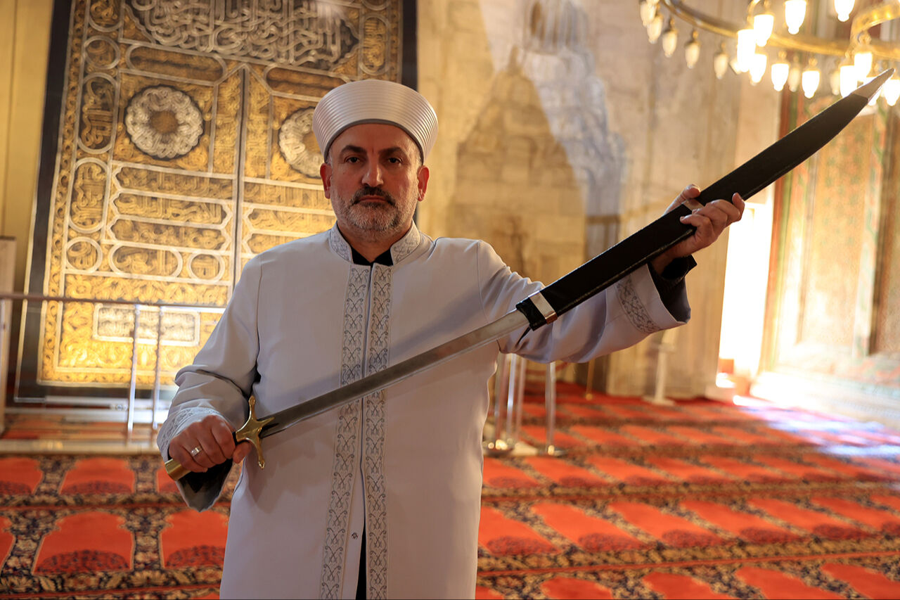 Eski Cami'nin eskimeyen geleneği kılıçla hutbe: Sol elde durmasının anlamı var! Eski Cami'nin eskimeyen geleneği kılıçla hutbe: Sol elde durmasının anlamı var! - 3. Resim