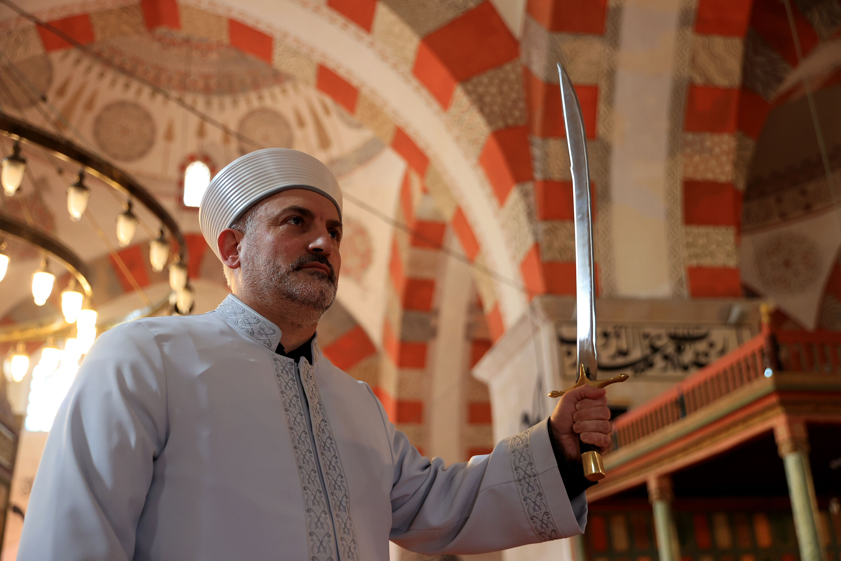 Eski Cami'nin eskimeyen geleneği kılıçla hutbe: Sol elde durmasının anlamı var! Eski Cami'nin eskimeyen geleneği kılıçla hutbe: Sol elde durmasının anlamı var! - 1. Resim