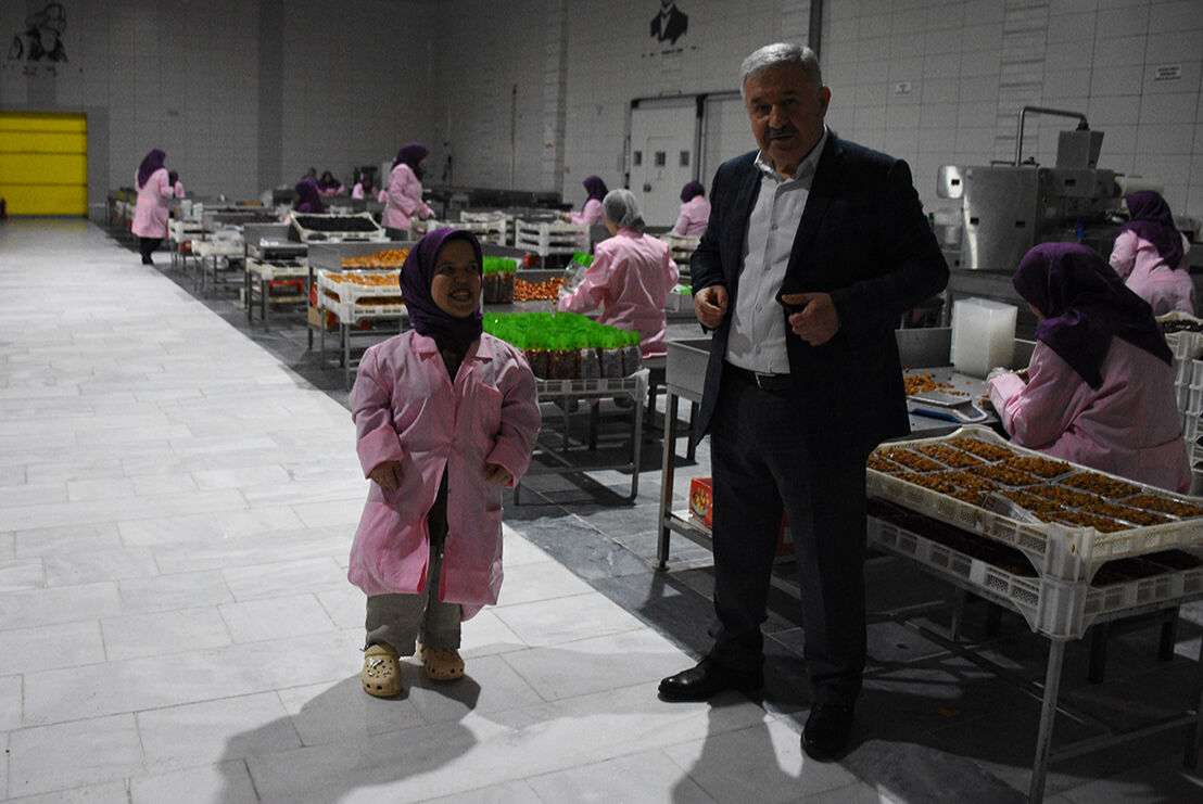 Görüntüsüyle dikkat çekiyor! Gündüz ramazanın vazgeçilmezlerini hazırlayan genç kız gece sınava çalışıyor Görüntüsüyle dikkat çekiyor! Gece sınava çalışıyor, gündüz ramazanın vazgeçilmezlerini hazırlıyor - 1. Resim