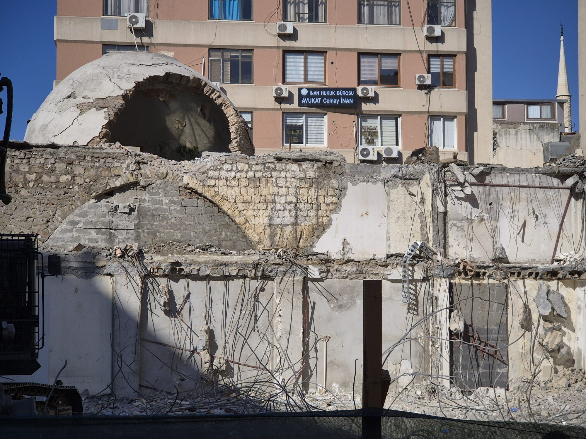 Hasarlı bina yıkım esnasında tarihi hamamın üzerine devrildi - 1. Resim