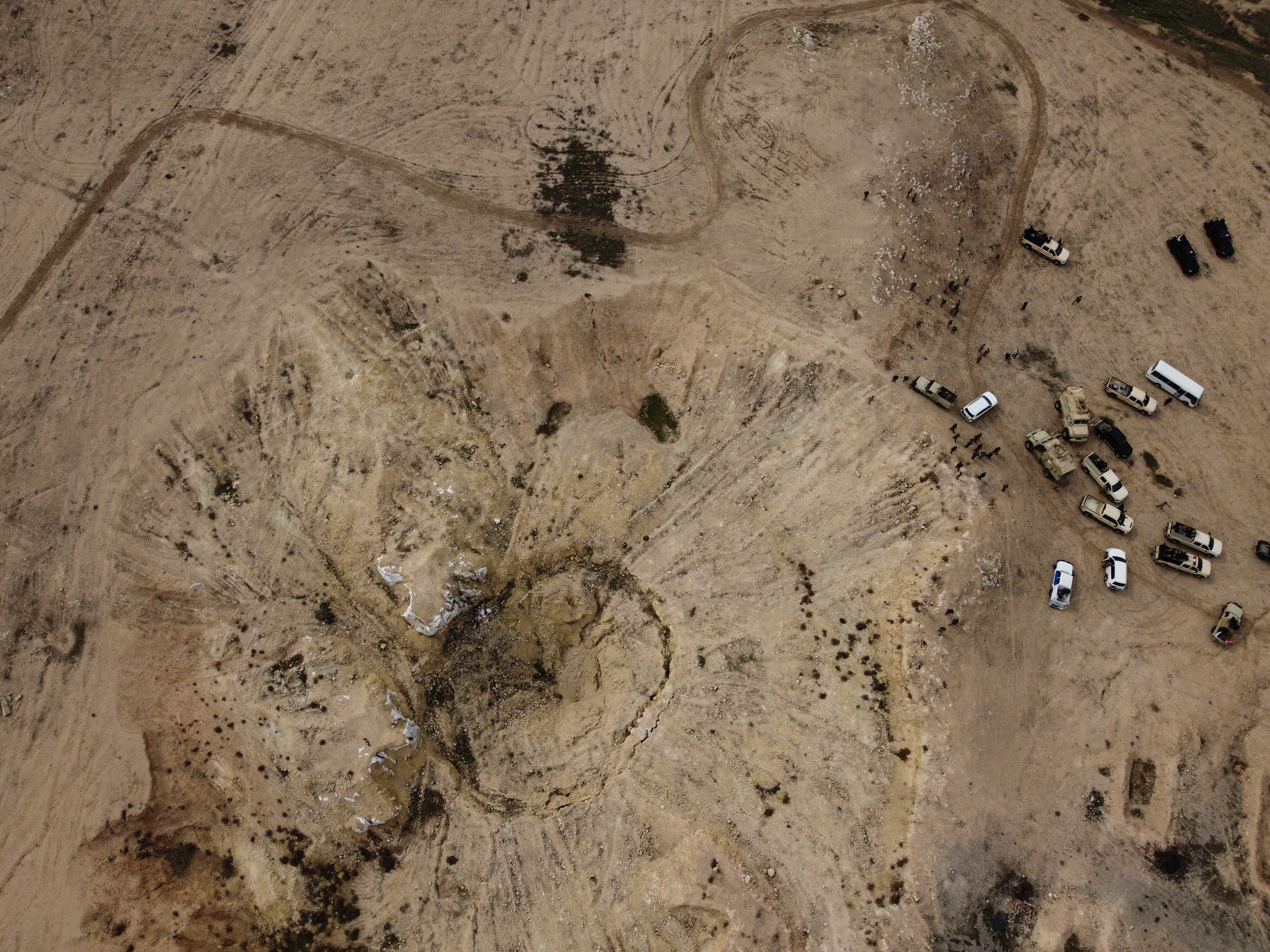 Irak'ın en acımasız eylemi! 2 binden fazla kişiyi bir günde öldürüp obruğa attılar - 3. Resim