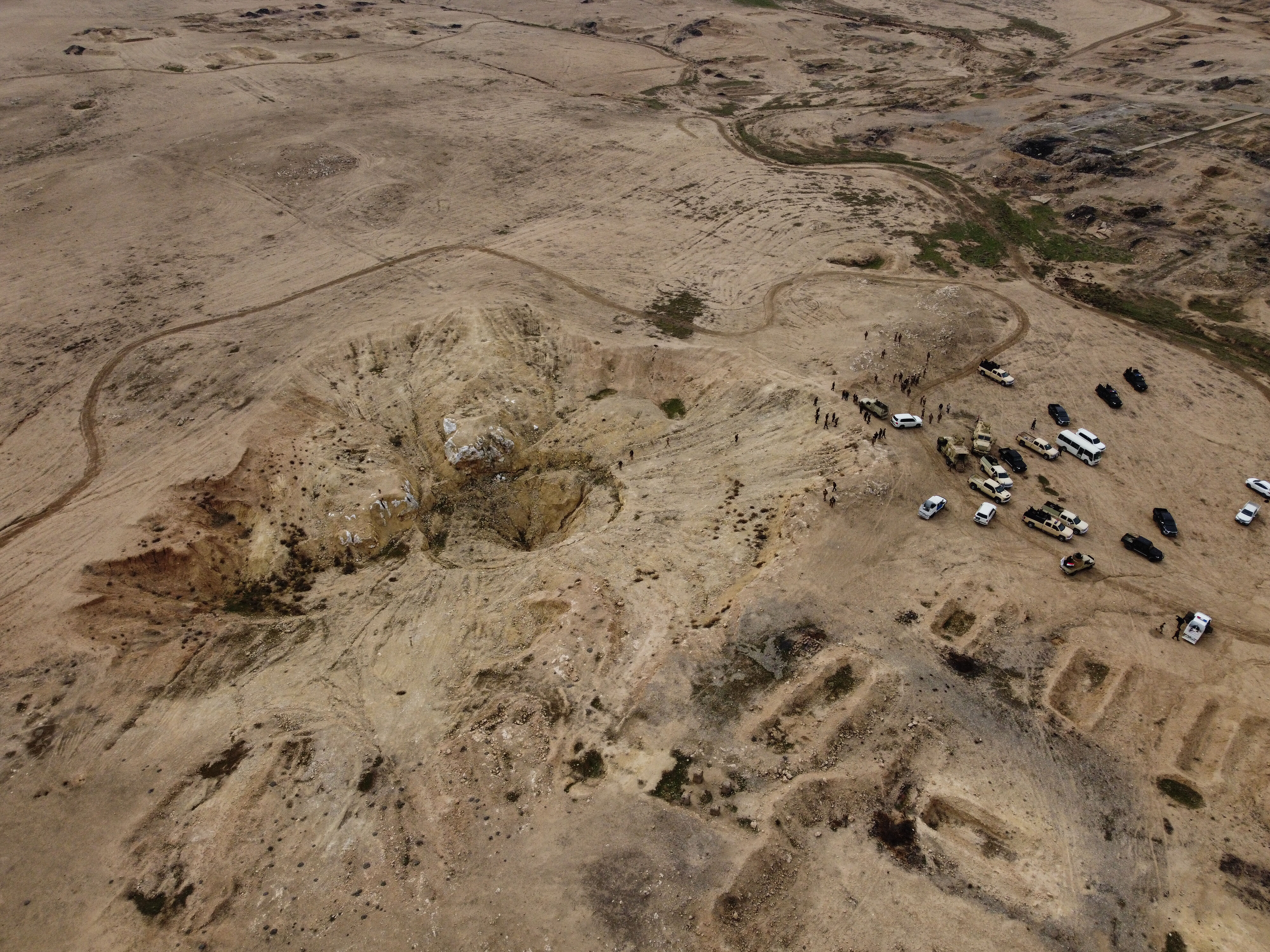 Irak'ın en acımasız eylemi! 2 binden fazla kişiyi bir günde öldürüp obruğa attılar - 1. Resim