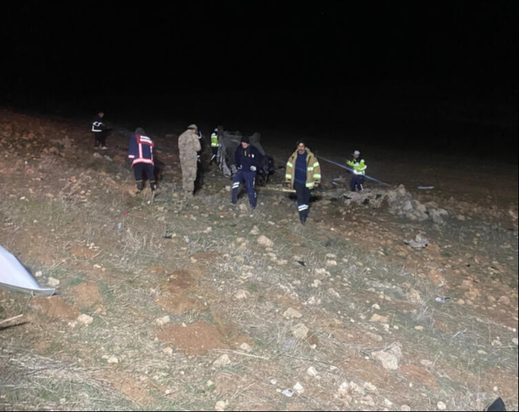 Mardin'de otomobil şarampole yuvarlandı, 2 kişi öldü - 1. Resim