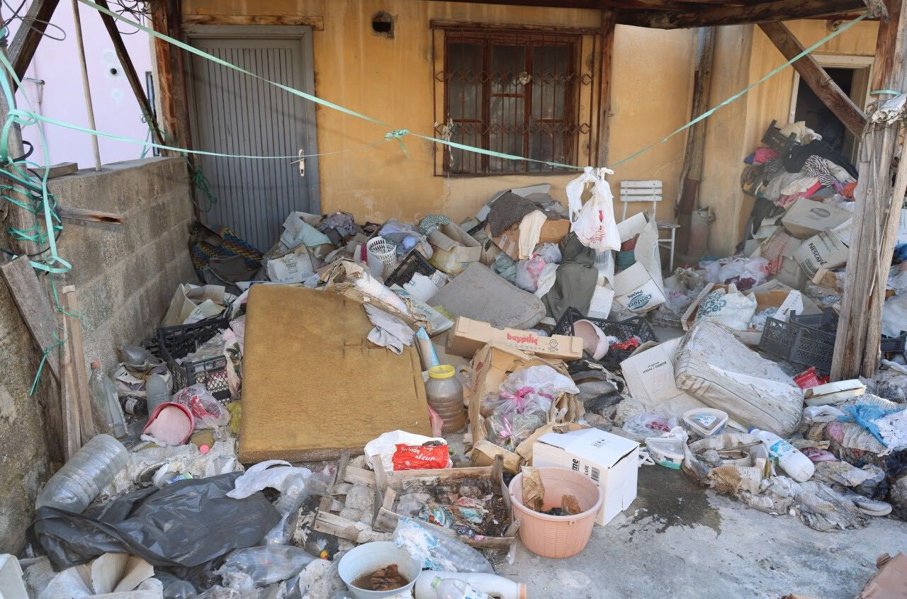 Mersin'de bir evden 10 ton çöp çıktı! Kamyonlarla taşındı - 1. Resim