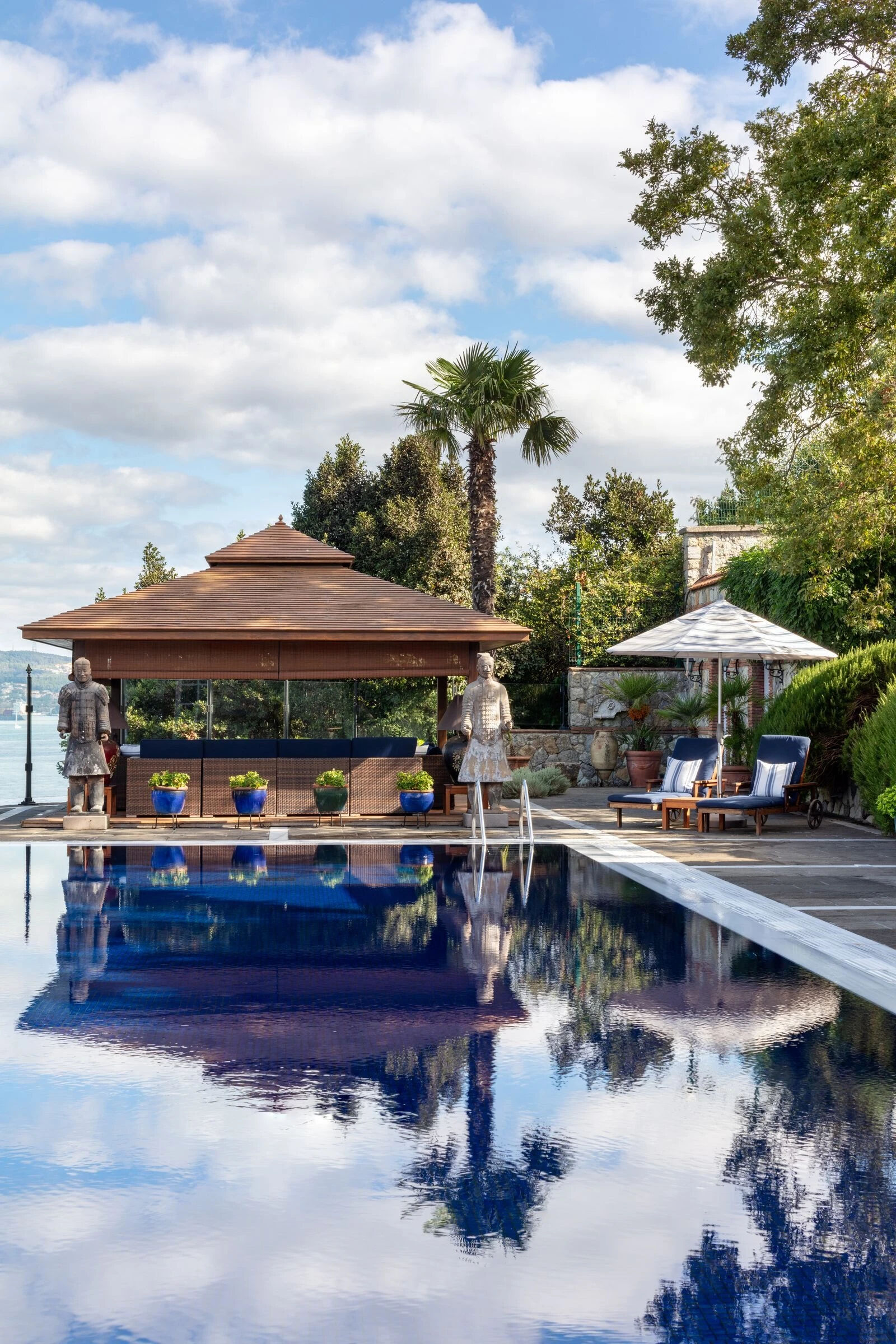 Merhum Mustafa Koç'un eşi Caroline Koç, Kandilli'deki evinin kapılarını ilk kez açtı! Lüks malikanede yok yok... Mustafa Koç'un eşi Caroline Koç Kandilli'deki evinin kapılarını ilk kez açtı! Lüks malikanede yok yok... - 6. Resim