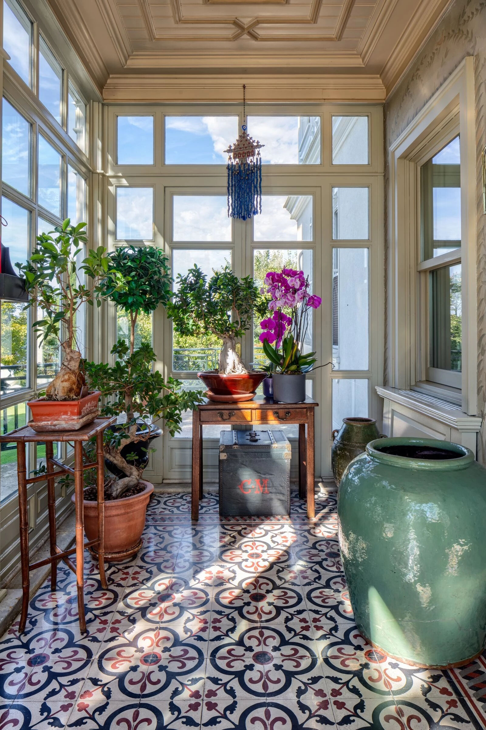 Merhum Mustafa Koç'un eşi Caroline Koç, Kandilli'deki evinin kapılarını ilk kez açtı! Lüks malikanede yok yok... Mustafa Koç'un eşi Caroline Koç Kandilli'deki evinin kapılarını ilk kez açtı! Lüks malikanede yok yok... - 2. Resim