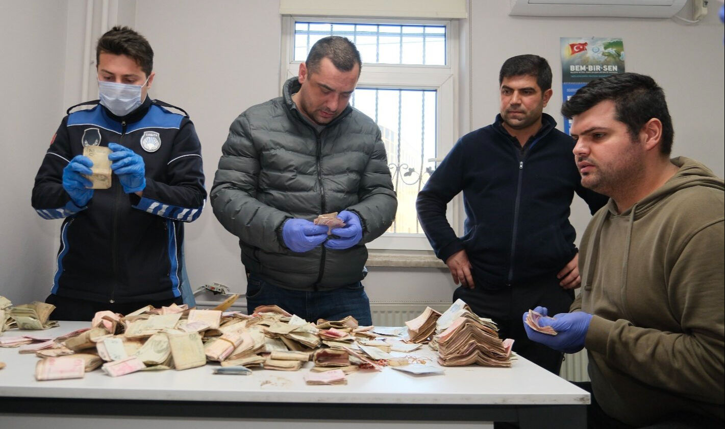 Saymak i&ccedil;in 6 zabıta g&ouml;rev yaptı! Dilencinin &uuml;zerinden &ccedil;ıkan para dudak u&ccedil;uklattı - 2. Resim