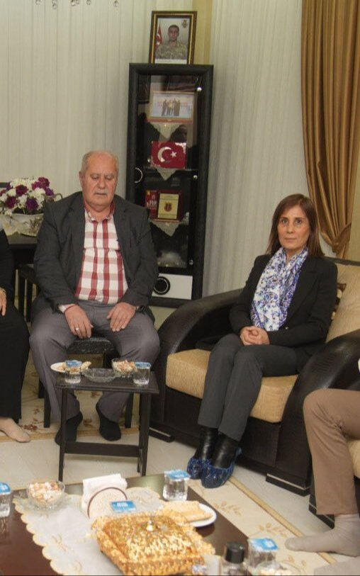 Seyhan Belediye Başkanı Oya Tekin'den şehit ailesi ziyareti! Galoşlarına tepki yağdı - 1. Resim