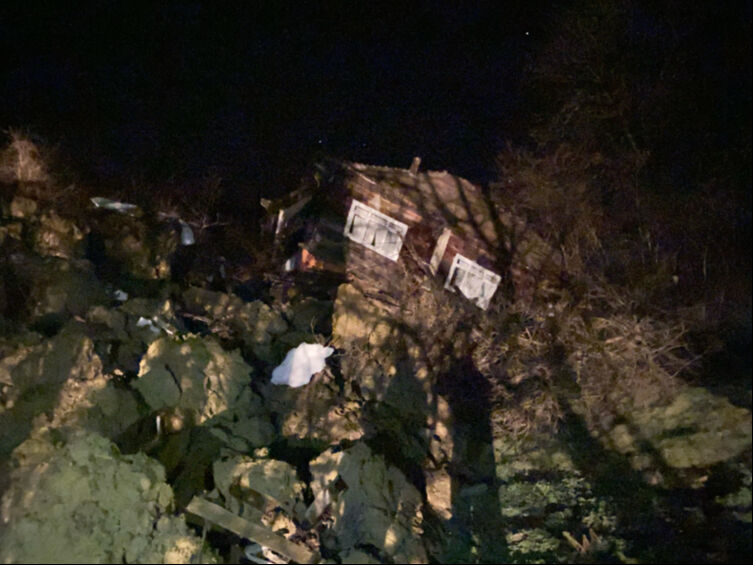 Sinop'taki heyelanda 3 ev yıkıldı! G&ouml;&ccedil;&uuml;k altında kalan insanlar kurtarıldı - 3. Resim