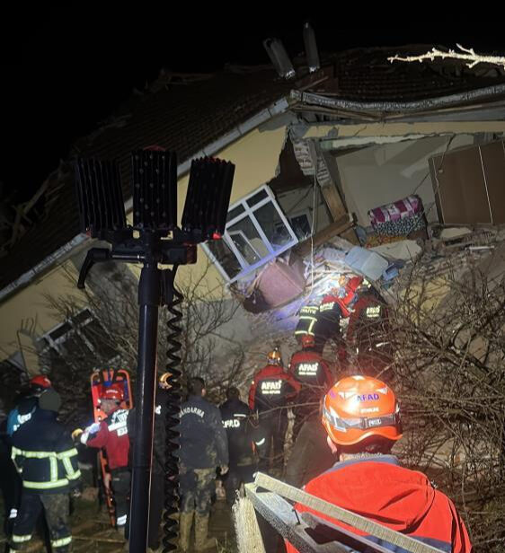 Sinop'taki heyelanda 3 ev yıkıldı! G&ouml;&ccedil;&uuml;k altında kalan insanlar kurtarıldı - 1. Resim