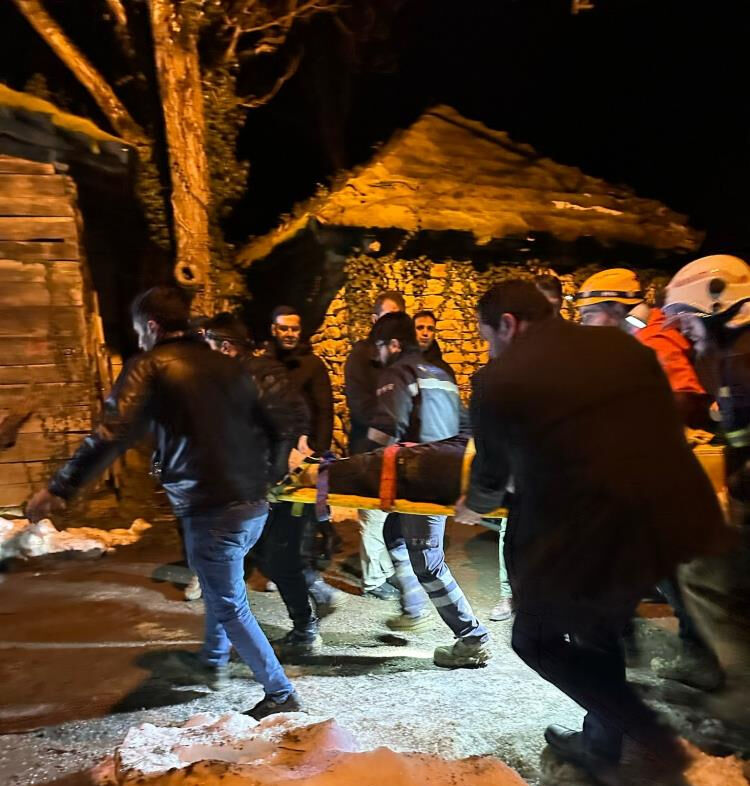 Sinop'taki heyelanda 3 ev yıkıldı! G&ouml;&ccedil;&uuml;k altında kalan insanlar kurtarıldı - 2. Resim