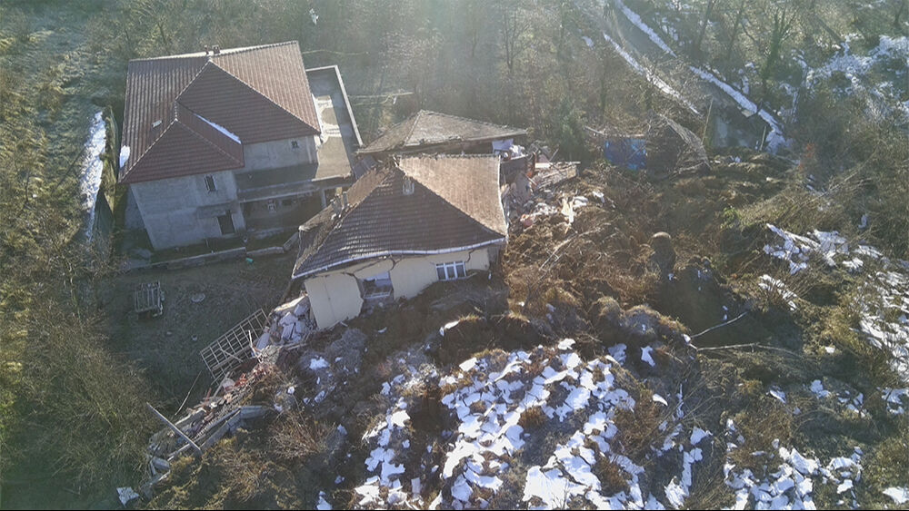 Sinop'taki heyelanda 3 ev yıkıldı! G&ouml;&ccedil;&uuml;k altında kalan insanlar kurtarıldı - 7. Resim
