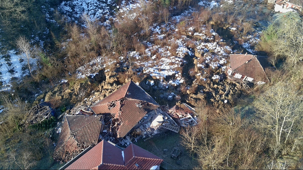 Sinop'taki heyelanda 3 ev yıkıldı! G&ouml;&ccedil;&uuml;k altında kalan insanlar kurtarıldı - 6. Resim