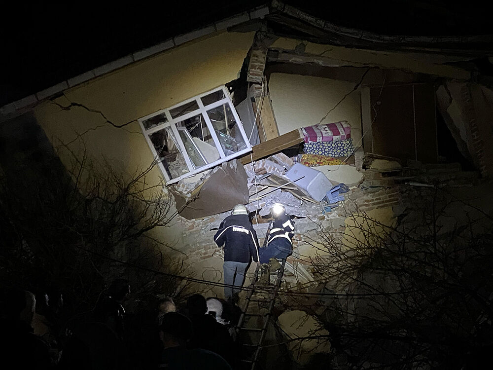 Sinop'taki heyelanda 3 ev yıkıldı! G&ouml;&ccedil;&uuml;k altında kalan insanlar kurtarıldı - 1. Resim