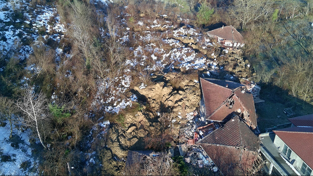 Sinop'taki heyelanda 3 ev yıkıldı! G&ouml;&ccedil;&uuml;k altında kalan insanlar kurtarıldı - 5. Resim