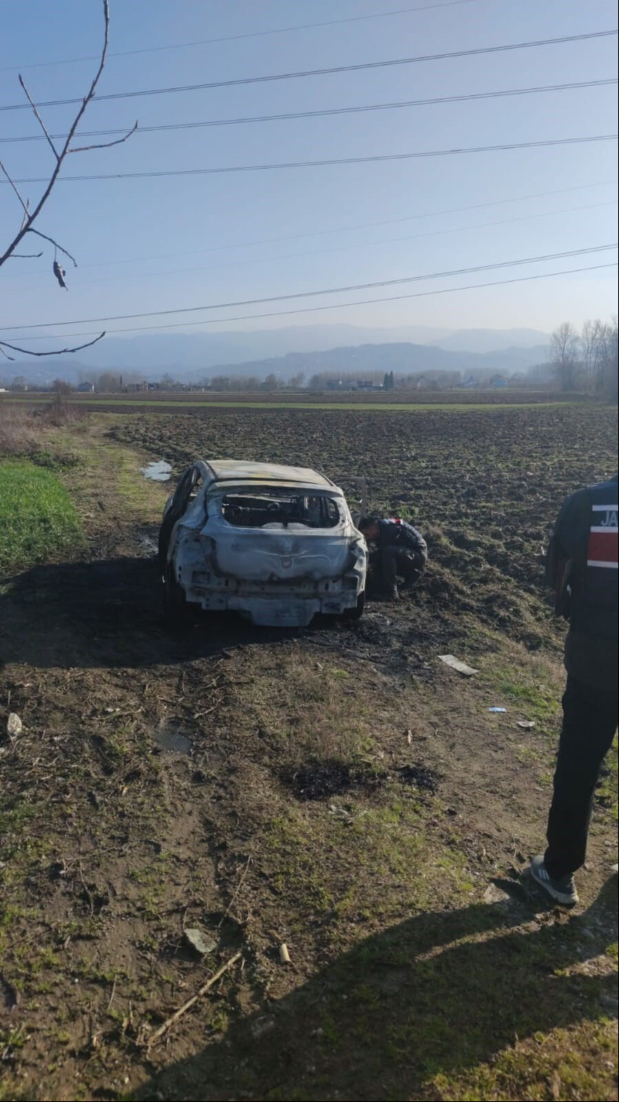 Tarlanın ortasında intihar girişimi! Aracıyla birlikte kendini de yakmaya çalıştı Tarlanın ortasında intihar girişimi! Otomobilin içinde kendini yakmaya çalıştı - 1. Resim