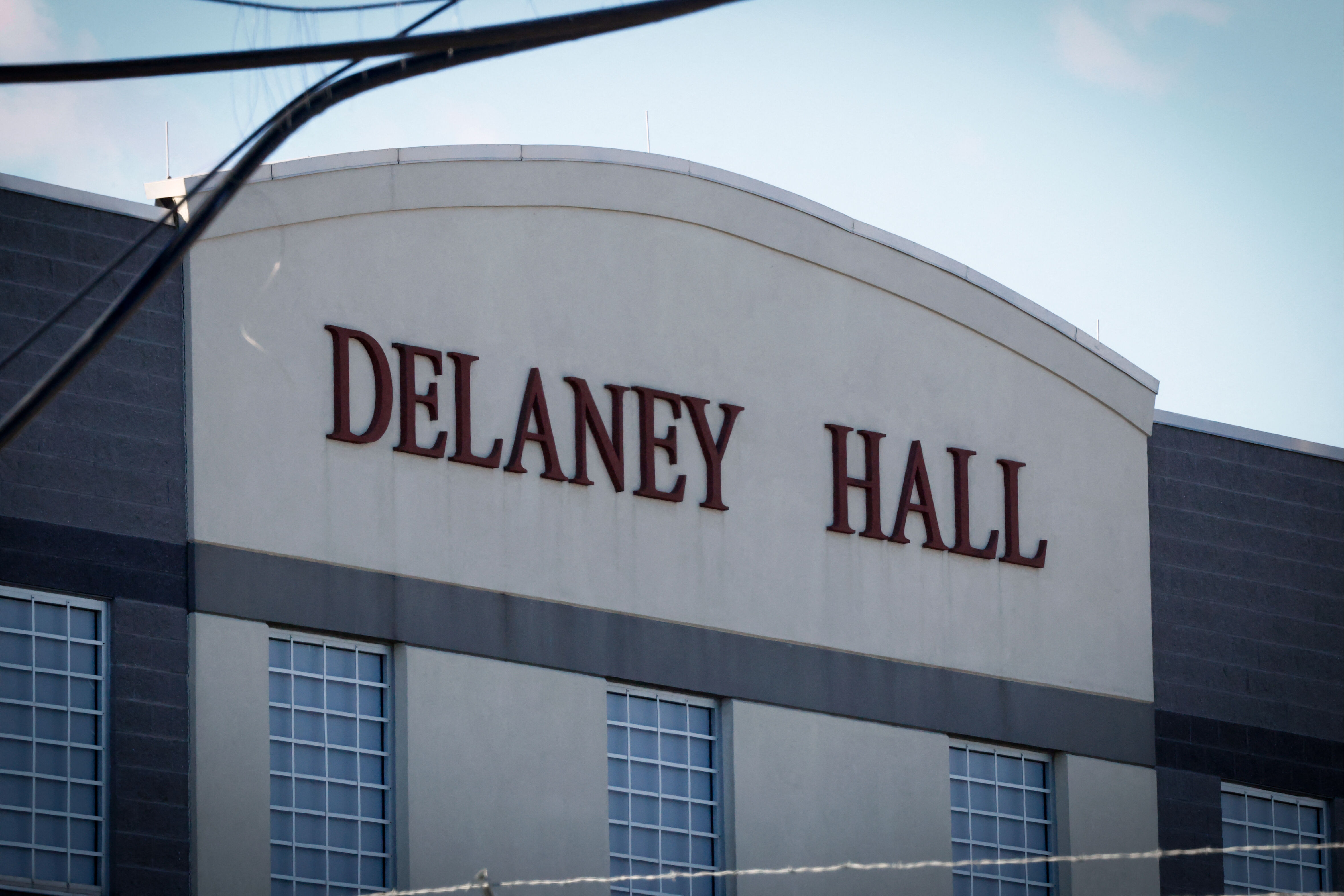 Trump yönetimi bin yataklı gözaltı merkezi açıyor! 1 milyar dolarlık sözleşme imzalandı - 1. Resim