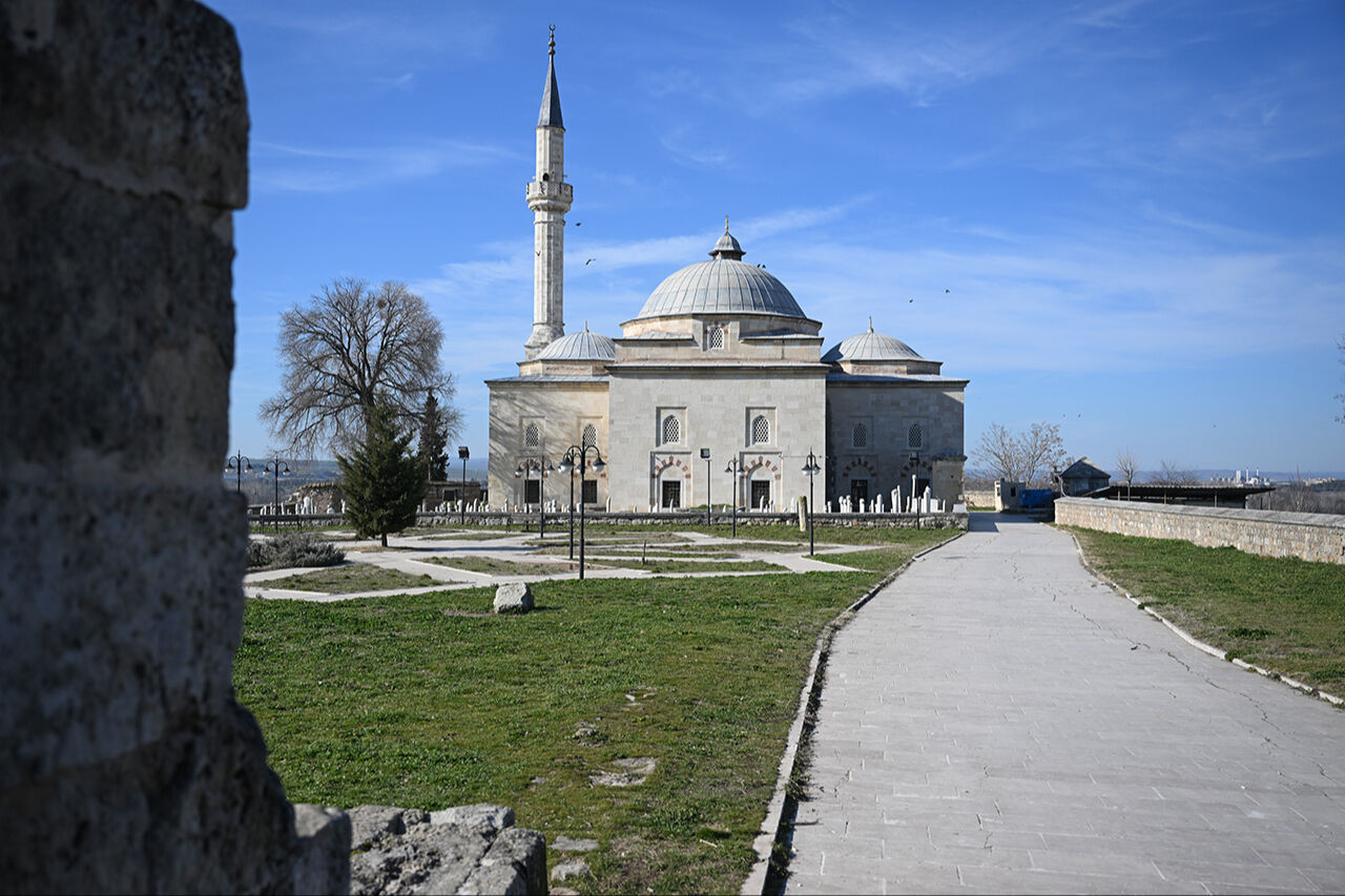 600 yıl önce yapıldı, motifleri bugüne zor ulaştı! Muradiye Camisi çinilerini görenler hayranlığını gizleyemiyor - 1. Resim