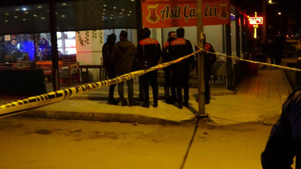 Çorum'da akıl almaz olay! Husumetlisini vurmak isteyen şahıs çok sayıda kişiyi hastanelik etti Çorum'da akıl almaz olay! Husumetlisini vurmak isteyen şahıs çok sayıda kişiyi hastanelik etti - 1. Resim