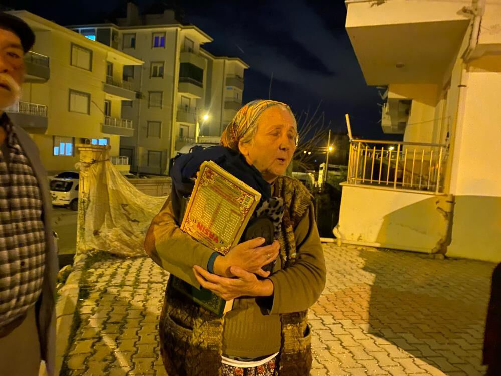 İftar yapan aile şoke oldu! Beşikteki bebeğin &uuml;st&uuml;ne kapı d&uuml;şt&uuml;, t&uuml;m bina tahliye oldu - 2. Resim