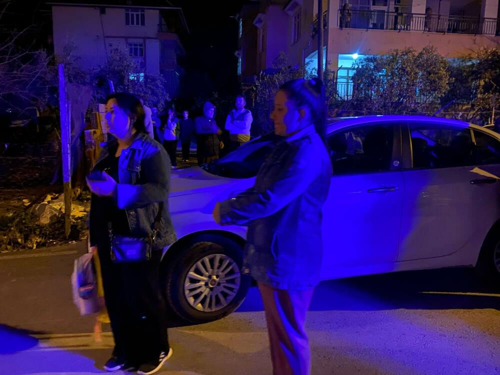 İftar yapan aile şoke oldu! Beşikteki bebeğin &uuml;st&uuml;ne kapı d&uuml;şt&uuml;, t&uuml;m bina tahliye oldu - 6. Resim