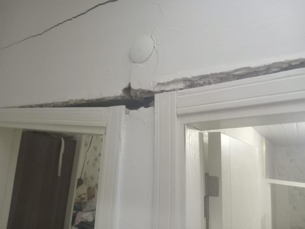 İftar yapan aile şoke oldu! Beşikteki bebeğin &uuml;st&uuml;ne kapı d&uuml;şt&uuml;, t&uuml;m bina tahliye oldu - 1. Resim