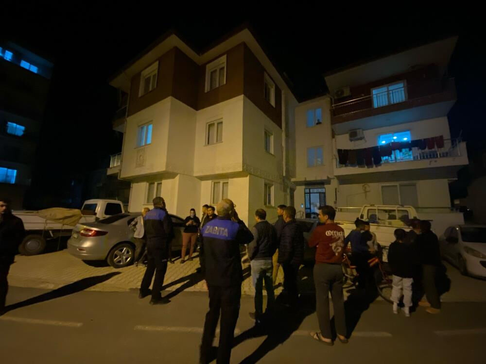 İftar yapan aile şoke oldu! Beşikteki bebeğin &uuml;st&uuml;ne kapı d&uuml;şt&uuml;, t&uuml;m bina tahliye oldu - 3. Resim