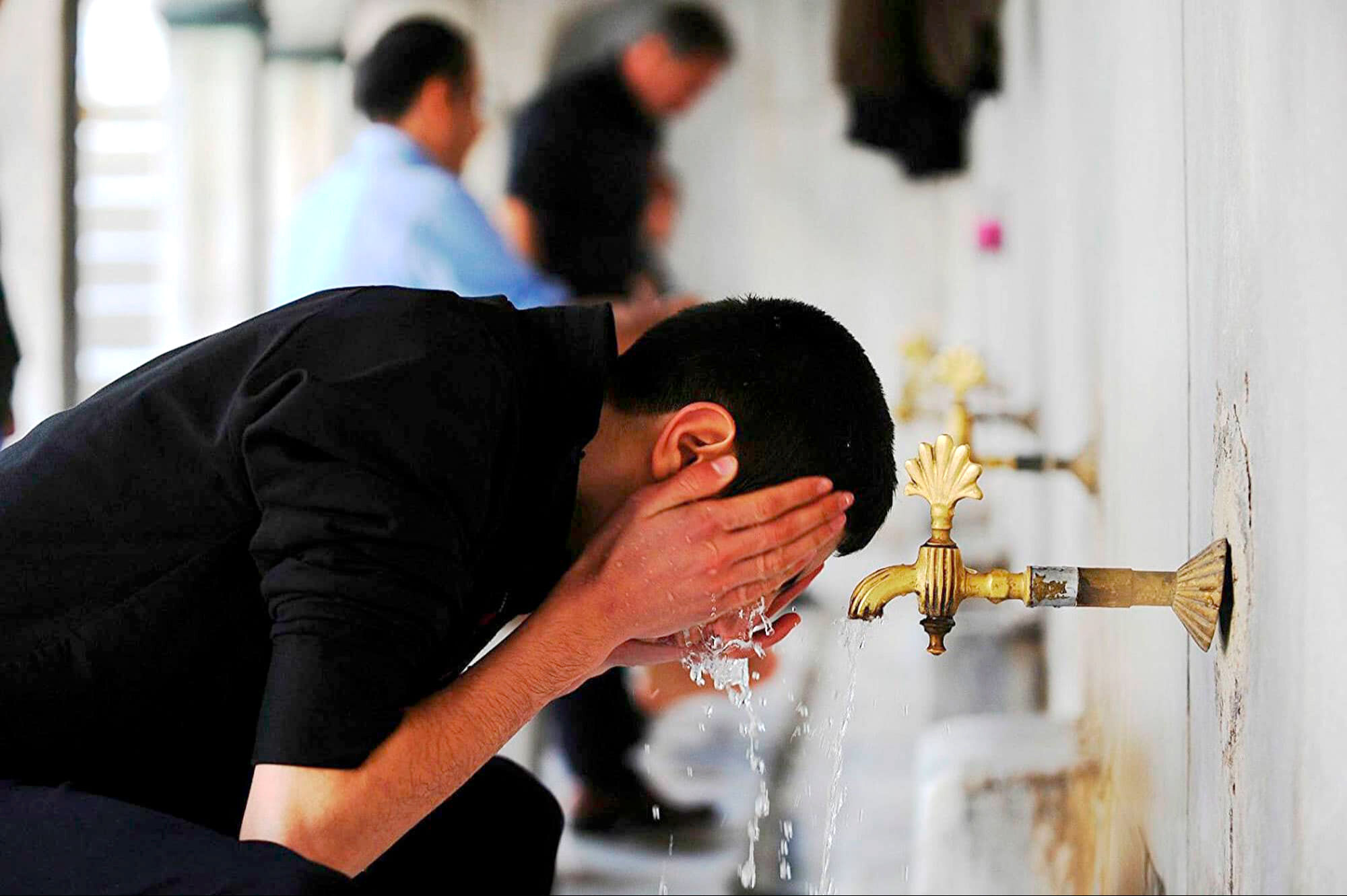 Oruçluyken abdest nasıl alınır? Abdest alırken boğaza ve genze su kaçması halinde oruç bozulur mu? Oruçluyken abdest nasıl alınır? Abdest alırken boğaza ve genze su kaçması halinde oruç bozulur mu? - 3. Resim
