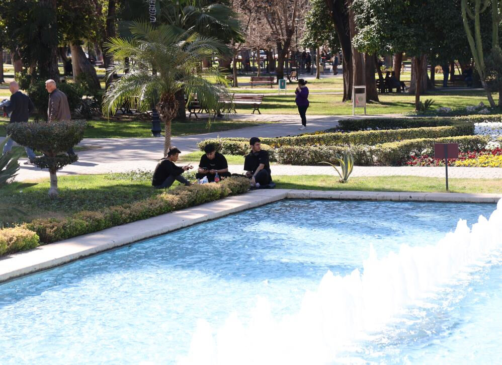 Şimdiden 29 dereceyi g&ouml;rd&uuml;ler! Vatandaş kendini dışarı attı - 2. Resim